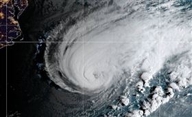 百慕達,颶風,洪柏托,吹斷電線,陷入黑暗(圖/截圖自推特)