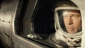 布萊德彼特婚變後拍星際救援  心境入戲美國影星「小布」布萊德彼特（Brad Pitt）（圖）監製並主演新片「星際救援」，在片中飾演一名太空人，為尋找在外太空任務下落不明的父親，踏上星際之旅；布萊德彼特表示，他將自己在現實生活中對親密關係的不確定感，放進角色之中，用演技渲染出男主角的疏離與脆弱。（(雙)喜電影提供）中央社記者洪健倫傳真  108年9月19日