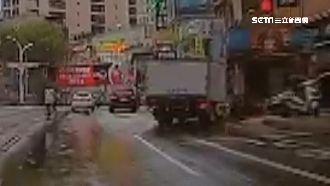 貨車右轉撞倒機車　女外送員遭撞彈飛