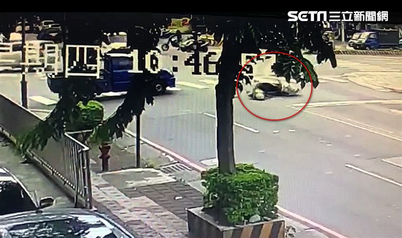 無照才被開單…帥警又被他闖紅燈撞慘