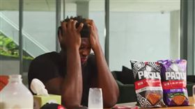 Joel Embiid挑戰史上最辣洋芋片。（圖／翻攝自YouTube）