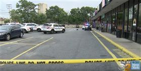 美國,圍毆,紐約,圍觀,拍片。(圖/翻攝自CBS New York YOUTUBE)