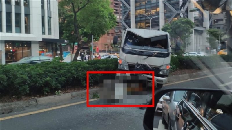 貨車失控撞上這根　網全起立鼓掌叫好