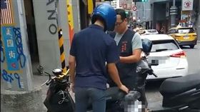 爆怨公社，一名網友PO文，西門一位機車炸街騎士，被環保局攔車開單。結局令網友大快人心。（圖／翻攝自爆怨公社）
