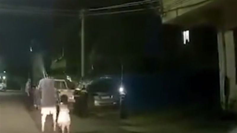 暴打前妻還不夠　渣男拋丟女兒到車上