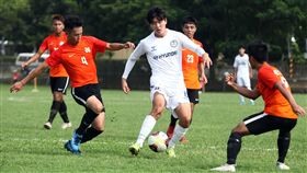 ▲亞洲大學足球賽，韓國球員（白）試圖擺脫對手。（圖／大會提供）