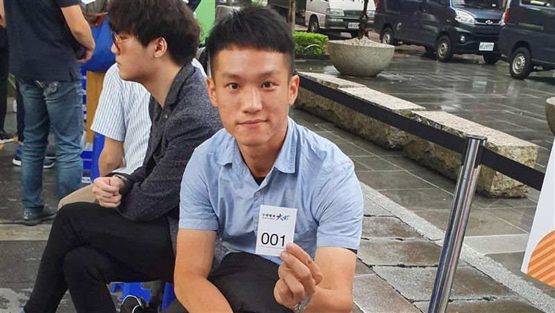 愛瘋11今開賣　他等快6天搶到頭香