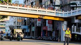台中市,懸日,拍照,美景,擠滿天橋(圖/警方提供)中央社