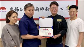 譚紹榮向中餐名廚呂敬來頒贈感謝狀漢城華僑中學理事長譚紹榮（左2）於19日在漢城僑中向中餐名廚呂敬來（右2）頒贈感謝狀，答謝他以廚藝回餽母校。左1和右1分別是呂敬來的徒弟朴恩影和張濤。中央社記者姜遠珍首爾攝  108年9月19日