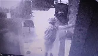 連鎖效應？高雄通訊行遭潑白漆