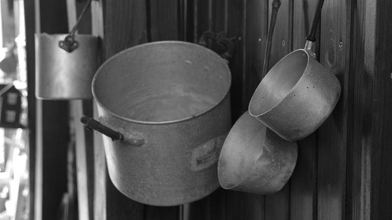 一名女子以不鏽鋼碗盛裝高溫熱油，意外引發碗體炸裂。（示意圖／翻攝自pixabay）