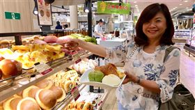 台式菠蘿麵包紅到日本  每月出貨一萬個台灣熱賣的菠蘿麵包紅到日本，阪急麵包統計，一個月生產約一萬顆丹麥菠蘿冷凍麵團。若以單顆100日圓計算，一年營業額達1200萬日圓。中央社記者蔡芃敏攝  108年9月20日