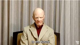 「我來自未來」神秘男曝3百年後的世界：我們都被電腦控制（圖／翻攝自ApexTV YouTube）