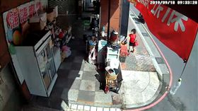 紅衣阿桑「垃圾連2天」狂丟愛心物資站！監視器全拍下　網怒了：吃下去（圖／爆怨公社）