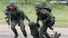 特五營戰士對戰傷弟兄實施救護。（記者邱榮吉/攝影）