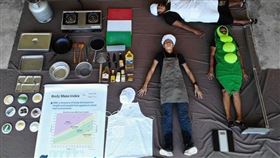 「駐吉里巴斯技術團」昨(20)日，才剛在臉書發出一張照片，搭上時下最熱門的「開箱文」風潮，未料今日我國與友邦吉里巴斯斷交。