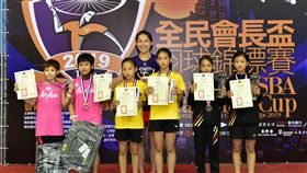 ▲11歲女雙前三與全民羽協理事長吳宜倫合照。（圖／全民會長盃提供）