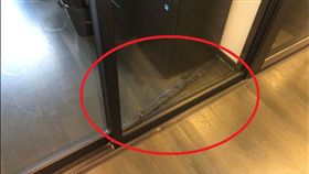 雨傘癱瘓貨幣公司！員工遭鎖門外2天　6萬網友留言破解（圖／翻攝自推特）