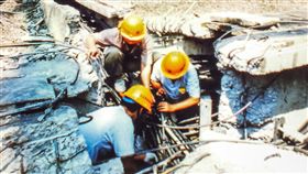 921成抗震啟示錄　台電大改造再挺20年（2）台電表示，921當時，不少同仁家中位於埔里等重災區，但扔抹去眼淚，奮力搶修電力系統。圖為台電於921後，隨即展開中寮超高壓開閉所搶修工作。（台電提供）中央社記者廖禹揚傳真　108年9月20日