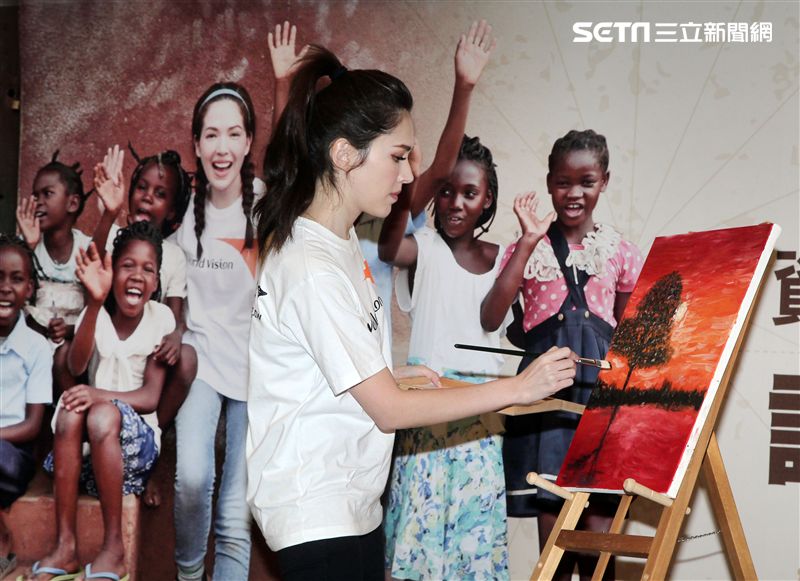 許瑋甯到莫三比克關懷弱勢女童，學習在地顏料製程與孩子們大展藝術天分。（記者邱榮吉/攝影）