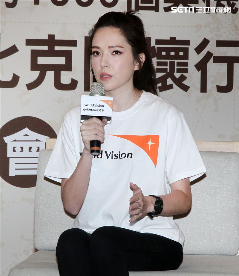 許瑋甯到莫三比克關懷弱勢女童，學習在地顏料製程與孩子們大展藝術天分。（記者邱榮吉/攝影）