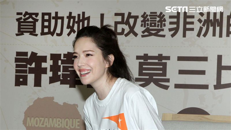 許瑋甯到莫三比克關懷弱勢女童，學習在地顏料製程與孩子們大展藝術天分。（記者邱榮吉/攝影）