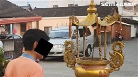 曹姓廟公將改造手槍藏在天公爐的香灰下方遭海巡署幹員查獲（翻攝畫面）