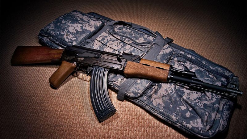 目睹父母被殺！少女怒拿AK射殺兇手