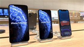iPhone 11新機開賣iPhone 11系列新機20日在台灣蘋果直營店Apple信義A13開賣，圖左至右為6.5吋iPhone 11 Pro Max、5.8吋iPhone 11 Pro、6.1吋iPhone 11。中央社記者吳家豪攝  108年9月20日