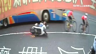 超車不慎擦撞巴士　騎士夾縫隙險遭輾