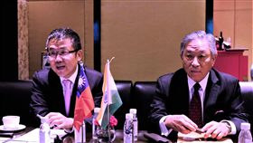 劉世忠與田中光答覆媒體記者問題貿協副董事長劉世忠（左）和駐印度代表田中光20日在新德里召開記者會，並答覆與會印度與外國媒體記者問題。中央社記者康世人新德里攝　108年9月20日