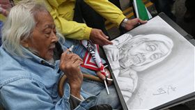 史明百歲生日分享會（2）海內外70多個社團5日下午在總統府前凱達格蘭大道共同舉辦「史明百歲生日分享會」，台灣獨派大老史明出席活動，在支持者為他畫的肖像上簽名。中央社記者吳家昇攝　106年11月5日