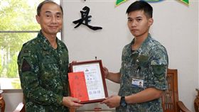 失智嬤迷路…無助坐路邊！裝甲兵助返家　怕她餓還買便當
圖/翻攝自中華民國陸軍臉書