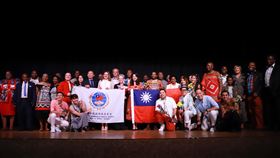 108年國慶文化訪問團　史瓦帝尼演出成功(4)為與海外僑界共同慶祝108年國慶，由總統府國策顧問張富美所率領的國慶文化訪問團上週抵達史瓦帝尼，並於15日登台演出。精采表演佳評如潮，贏得來賓如雷掌聲。圖為駐史國大使梁洪昇（前排站立者左7）、張富美（前排站立者左9）、貴賓及團員合影留念。（駐史瓦帝尼大使館提供）中央社記者徐梅玉約翰尼斯堡傳真　108年9月20日