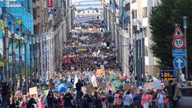 響應為氣候罷工 布魯塞爾逾萬人上街遊行比利時布魯塞爾9月20日響應全球抗暖化號召，有1萬5000人罷工罷課和平示威遊行，長長隊伍壯觀。中央社記者唐佩君攝 108年9月21日