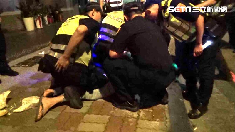 到連千毅公司「刷漢堡」　男遭警壓制