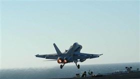 美國總統川普20日批准派遣美國部隊加強沙烏地防空能力。五角大廈考慮出動防空飛彈連、無人機和更多戰鬥機，也考慮把航母無限期留在中東地區。(圖/中央社)