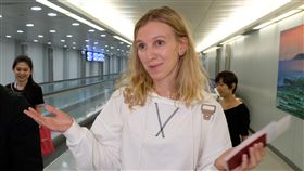 彩繪石虎俄插畫家抵台（2）免費為台灣集集彩繪列車畫石虎的俄羅斯插畫家莫洛措娃（Katya Molodtsova）（前）17日清晨搭機抵台，直呼太開心了。中央社記者邱俊欽桃園機場攝  108年9月17日