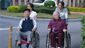 外籍看護協助照護失能者（2）僱用外籍看護協助照護家中失能者在台灣已是常態，路上經常可見外籍看護推著坐輪椅的長者外出散步。中央社記者黃旭昇攝　106年11月18日
