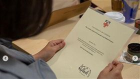 蔡英文總統參訪狄卡科技股份有限公司（Dcard），並把我有鋼印的倫敦政經學院畢業證書帶去了。（圖／翻攝蔡英文IG）