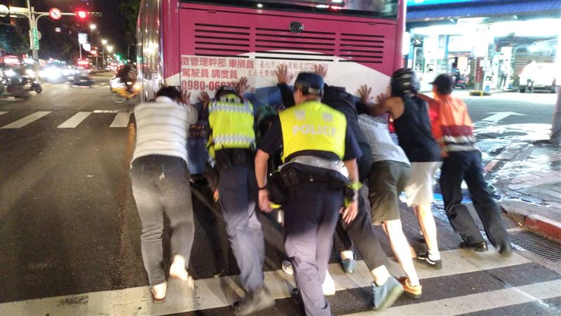 主動出手！警民合推拋錨公車被讚爆！