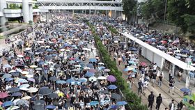 警方不批准  香港大批民眾15日仍上街反送中由香港泛民組織民陣發起的15日遊行未獲警方批准，但大批香港人仍自發響應網友號召，再次上街參加反送中遊行。中央社記者張謙香港攝  108年9月15日