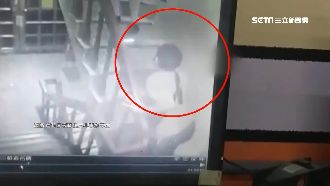 偷窺狼跟進公寓樓梯　蹲低看女生裙底