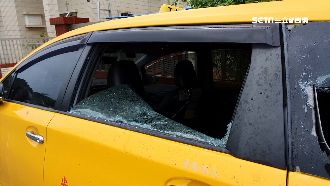 女喝醉拿石頭怒砸前男友車　住戶傻眼