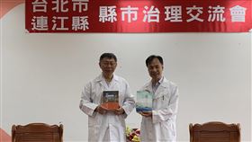 柯文哲馬祖會晤劉增應台北市長柯文哲（左）21日率市府團隊訪問馬祖，與連江縣長劉增應（右）進行市政交流會議，同是醫師出身的兩人再次穿上醫師袍，互贈紀念品並合影。（連江縣政府提供）中央社  108年9月21日