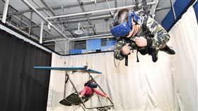 走過九二一　東勢偏鄉童北上體驗新科技九二一地震20週年，當年強震重創中部地區，位在東勢偏鄉的新成國小學生21日透過有線電視業者協助，北上到VR旅行樂園遊玩，許多孩子第一次體驗戴上VR眼鏡，直呼刺激又好玩。中央社記者趙麗妍攝　108年9月21日