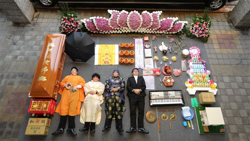 全球掀開箱熱潮！禮儀師超狂「開棺」