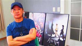 Realies Pictures代表元東淵韓國製作公司Realies Pictures推出的電影「與神同行」及續集「與神同行：最終審判」大獲成功，代表元東淵於位在忠武路鄰近巷弄間的公司受訪時表示，對國際OTT平台帶來的機會抱持相當高期待。中央社記者廖禹揚首爾攝　108年9月21日