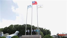 漢翔工會旗豎大門口　象徵勞資客戶三贏漢翔航空企業工會展現創舉，將工會旗（右）、公司旗（左）和國旗等3旗飄揚。此舉象徵勞資和諧，客戶有如吃下定心丸。（漢翔工會提供）中央社記者韋樞傳真 108年9月21日