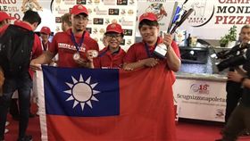 台灣隊在「比薩起源地」義大利拿坡里打敗義大利人，奪得「第18屆拿坡里CAPUTO盃世界披薩職人錦標賽」（圖／BANCO 提供）